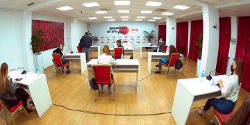 Mediat “braktisin” fjalimet mediokre të Monikës: Në konferencë gazetarë anonim, pyetjet si mbledhje partie
