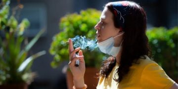 Ul maskën të pijë një cigare, gjobitet 400 euro