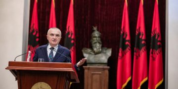 Pse u tërhoq Meta nga “sqarimi” i skandalit që i ka plasur dhe pse gazetarët nuk “guxuan” ta pyesin