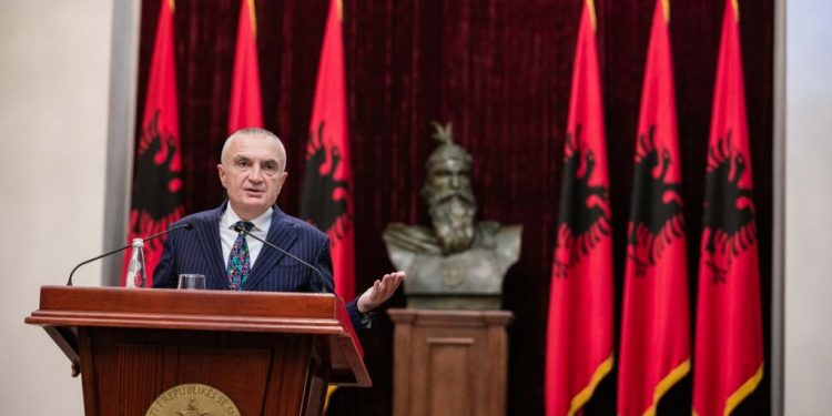 Pse u tërhoq Meta nga “sqarimi” i skandalit që i ka plasur dhe pse gazetarët nuk “guxuan” ta pyesin