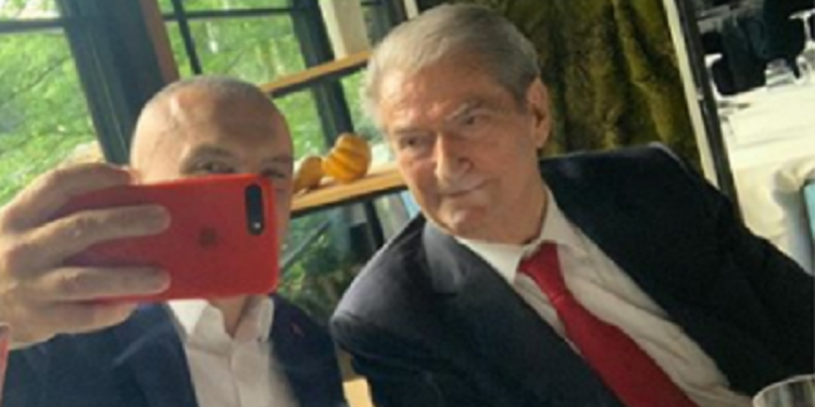 VIDEO/ Kur Berisha e quante Metën t.errorist: Feston ditën e flamurit me gj.akun e adoleshentëve të Tropojës, v.rasësi i tyre është Ilir Meta