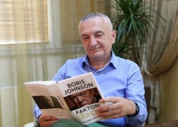 SKANDALI: Mbesa e Vojo Kushit denoncon Ilir Metën se ia dha dekoratën një njeriu të panjohur