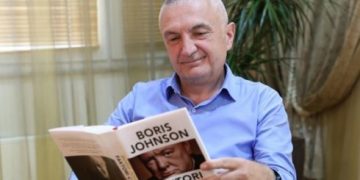 SKANDALI: Mbesa e Vojo Kushit denoncon Ilir Metën se ia dha dekoratën një njeriu të panjohur