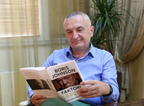 SKANDALI: Mbesa e Vojo Kushit denoncon Ilir Metën se ia dha dekoratën një njeriu të panjohur