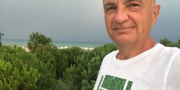 Qytetari denoncon presidentin “live”: Po bënë fushatë tek vila e tij në Gjirin e Lalëzit