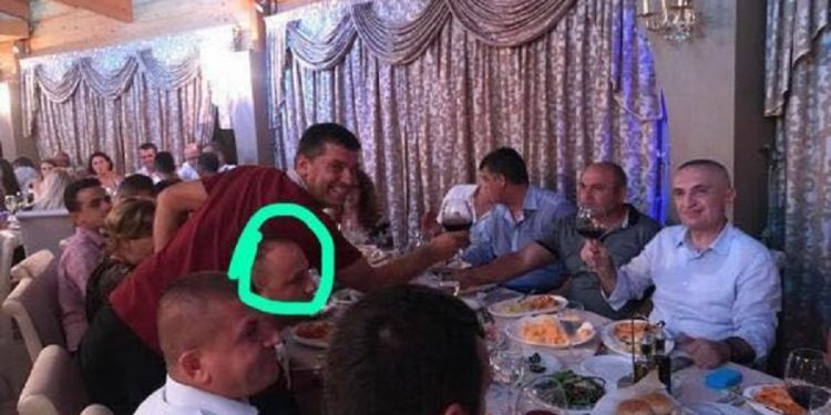 FAKTET/ Dalin fotot e Presidentit me subjekte të OFL, por Meta është burracak dhe nuk e jep dorëheqjen e premtuar