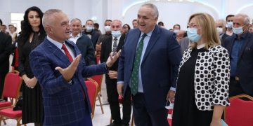 5 Heronjtë e Vigut që Voltana dhe molotanët i kanë hedhur në rrugë të madhe për një shurrtore në qendër të Shkodrës! Meta flet përçartë se për kë e ka fjalën, kur takohet dhe puthet me ta: “Kurrë nuk do t’ia dalin, tradhtarët dhe gjakprishurit”