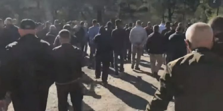Durimi i naftëtarëve arrin kulmin: Protestuesit shqyejnë derën dhe futen në uzinë