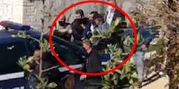 “Mos më prekni se kam bërë operacion…”, policia shoqëron ish deputetin nga aktiviteti i kryeministrit