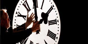 Nga nesër ndryshojnë akrepat e orës, do flejmë më pak apo më shumë