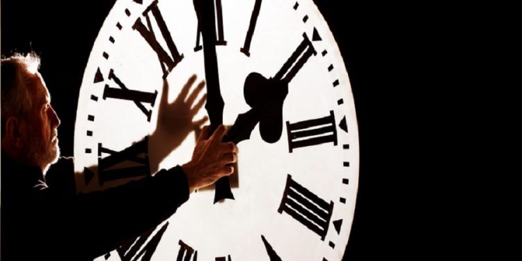 Nga nesër ndryshojnë akrepat e orës, do flejmë më pak apo më shumë