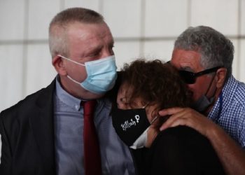 Nëna e këngëtarit të v.rarë shpërthen në lot pas dënimit të deputetëve të Agimit të Artë, jashtë sallës vazhdojnë protesta