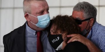 Nëna e këngëtarit të v.rarë shpërthen në lot pas dënimit të deputetëve të Agimit të Artë, jashtë sallës vazhdojnë protesta