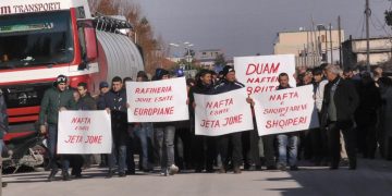 Tri “rëniet” e rafinerisë së naftës shqiptare