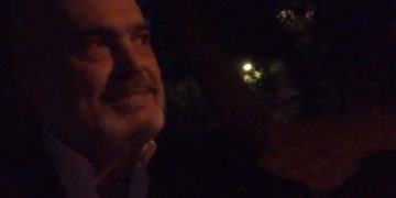 VIDEO/ Rama pas ansambles ja merr këngës me kitare: “Ku t’ka lala moj picirruke”