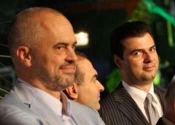 Anal-isti Andi godet Lulin me urdhër të Saliut: Idiot i dobishëm, hiqet sikur s’kupton masakrën para syve të tij