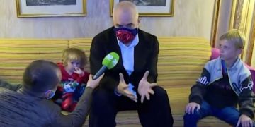 Rama përkëdhel fëmijët shqiptarë që u nxorrën nga “kampi i ferrit”