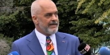 Kush ishte gruaja që priti Ramën të dilte nga Kuvendi e të shpërthente në të shara