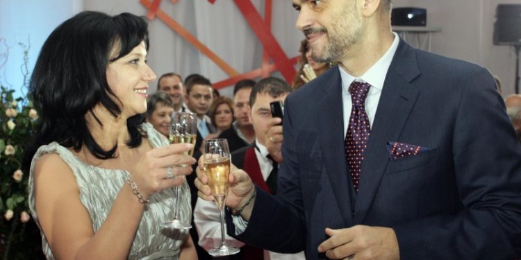 Të dy duke u puthur! Rama publikon foton me Lindën, festojnë përvjetorin e martesës: 10 vjet! (Foto)