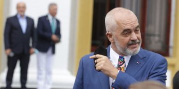 “Kanë prodhuar miliona maska dhe u kanë mbetur pa shitur…”, bizneset detyrojnë Ramën të gjobis qytetarët