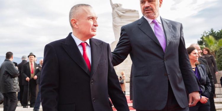 Rama ironi me Metën: Jep dekorata për t’i dhënë vetes një fuqi imagjinare mbi të tjerët