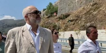 SHQUP-istat që ngrysen e gdhihen në Fb: Ku shkojnë lekët plako?! Rama i’u përgjigjet: Nuk është punë për ju, se jeni të zënë…prisni tu bëjë Luli doganier! Po vijnë punëtorë nga Turqia