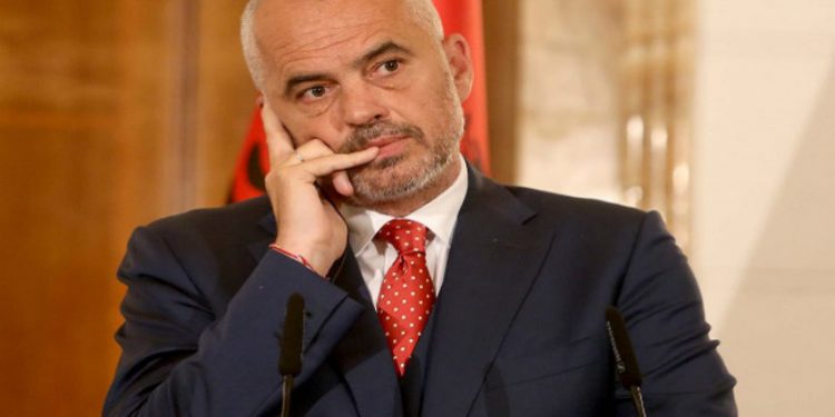 Revoltohet gazetarja: Ah ta lumsha o shtet, goxha lajm për ne trapat që u bindëm…