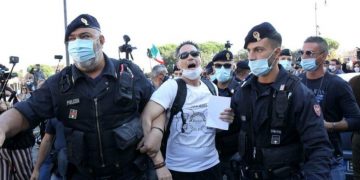 Protestë masive në Itali kundër përdorimit të maskës