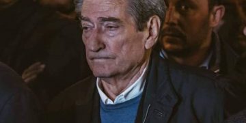 Berisha i çon mesazh te Fevziu për nënën e vdekur, Rama: Mbylle pusetën o kokrra mjerimit. Ti Fevzi lëpija edhe kokën…