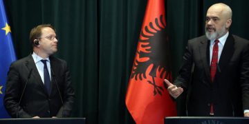 Para pak ditësh ishte në Tiranë/ Vetëizolohet komisioneri Varhelyi, një nga anëtarët e stafit të tij me covid