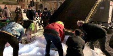 Mbyllen baret dhe restorantet, kamarierët skocezë “sulmojnë” Parlamentin me kuba akulli