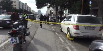 Gjëndja e trafikut stresuese në Tiranë po çmend qytetarinë: Nga sherri me policët, letra “të fala babait” e deri te djegia e makinave