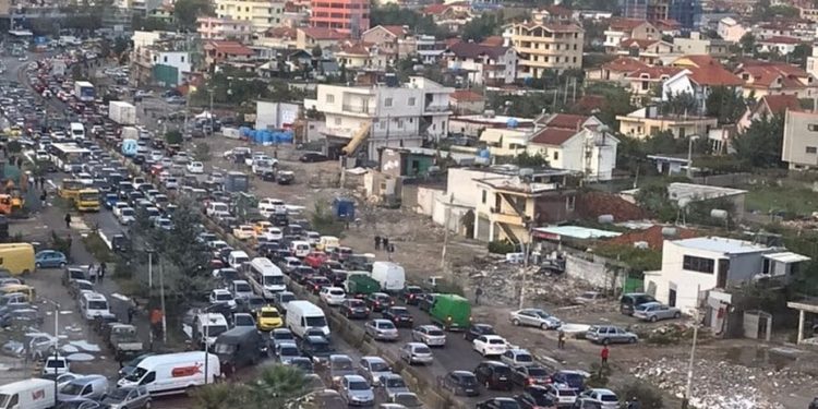 Veliaj i quan “laca” përdoruesit e mjeteve në Tiranë… por trafiku nuk u zhbllokua as nga KÇK-ja (Video)