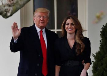 Kush është modelja që infektoi me koronavirus presidentin Trump gjatë udhëtimit me avion