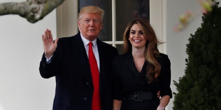 Kush është modelja që infektoi me koronavirus presidentin Trump gjatë udhëtimit me avion