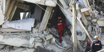 Tërmeti i fuqishëm me magnitudë 6.9 ballë dridh Turqinë, një pallat është rrëzuar tërësisht raportohen dëme të mëdha materiale