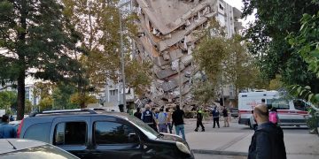 Tërmeti në Turqi dhe Greqi, rëndohet bilanci: Konfirmohen 26 viktima, 804 të plagosur. Vijojnë kërkimet nën rrënoja