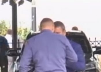 VIDEO/ Deputeti Halit Valteri tenton të g.odasë Damian Gjiknurin jashtë parlamentit