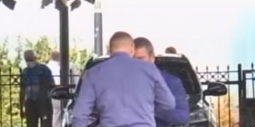 VIDEO/ Deputeti Halit Valteri tenton të g.odasë Damian Gjiknurin jashtë parlamentit