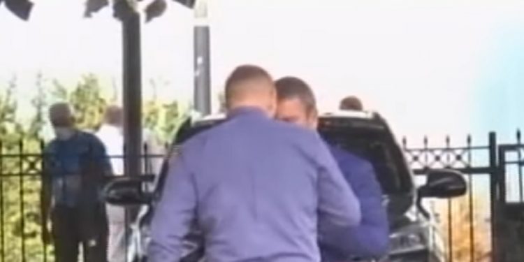 VIDEO/ Deputeti Halit Valteri tenton të g.odasë Damian Gjiknurin jashtë parlamentit