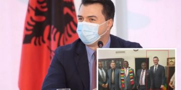 Gazetari Bashës: “E pyete Gerti Bogdanin për vizitën në Zimbabve”?! Basha e kërcënon me Edi Ramën