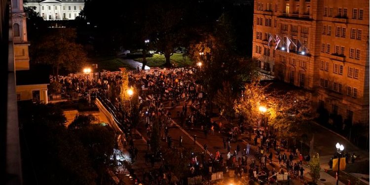 Mbështetësit e Biden rrethojnë Shtëpinë e Bardhë: Nuk largohemi nëse fiton Trump!