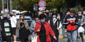Studimi: Kur njerëzit me COVID janë më ngjitës