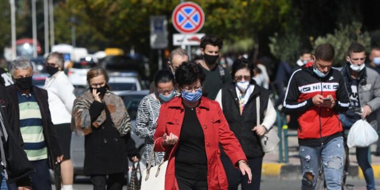 Studimi: Kur njerëzit me COVID janë më ngjitës