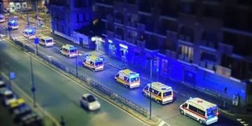 Një foto që njerëzit nuk do ta fshijnë nga sytë/ Autokolonat e ambulancave për pacientët me Covid-19 rikthehen në vend