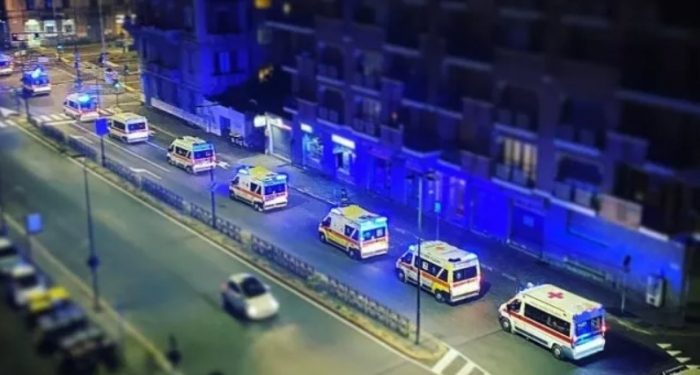 Një foto që njerëzit nuk do ta fshijnë nga sytë/ Autokolonat e ambulancave për pacientët me Covid-19 rikthehen në vend