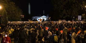 VIDEO/ Përplasje mes policisë dhe majtistëve para Shtëpisë së Bardhë