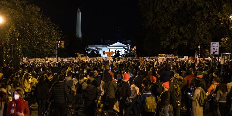 VIDEO/ Përplasje mes policisë dhe majtistëve para Shtëpisë së Bardhë