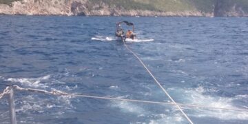 “Të kapur në det, të mbetur në tokë”, rusët me velierën “peng” në Vlorë