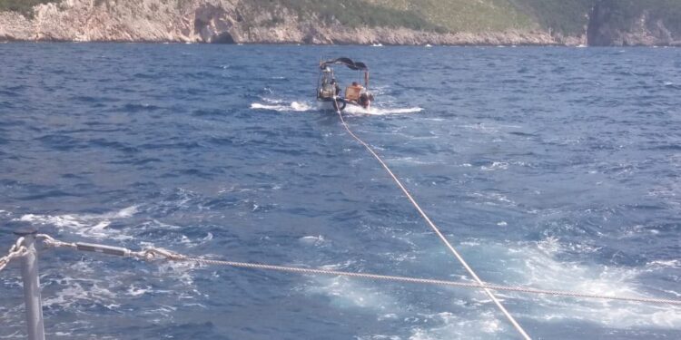 “Të kapur në det, të mbetur në tokë”, rusët me velierën “peng” në Vlorë